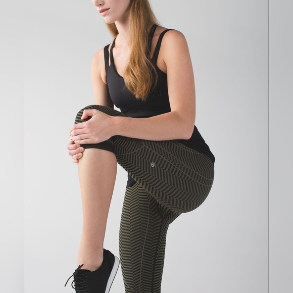 Lululemon In the Flow Crop II Heathered Fatigue Green size 6 Leggings Pants - Picture 3 of 4